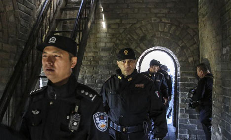 Policemen of China, Italy make joint patrol in Great Wall