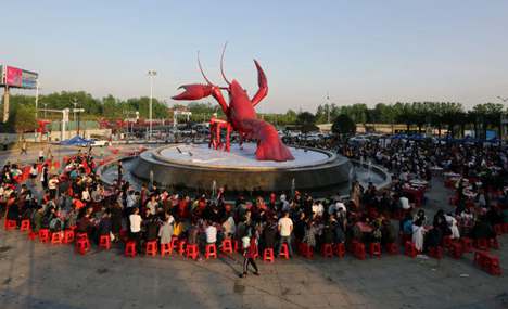 3,000 people gather in central China for lobster feast