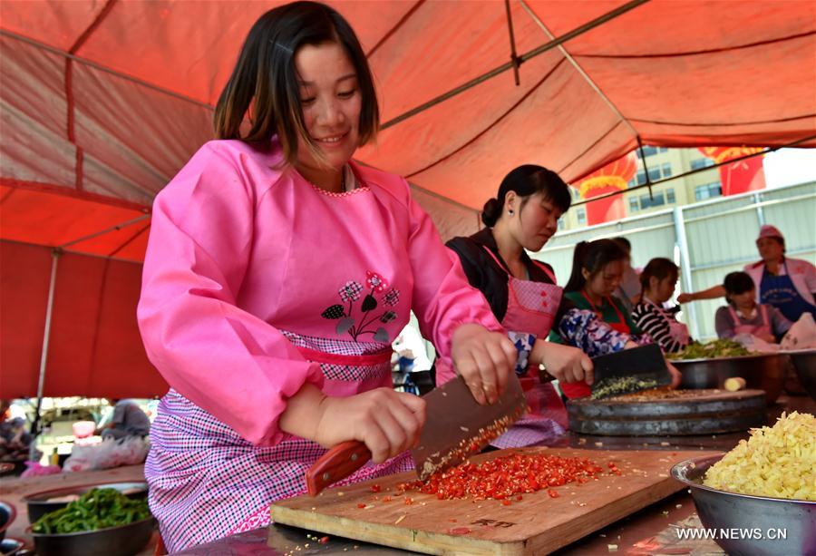 Migrant workers from SW China gather together to mark Labor Day holiday