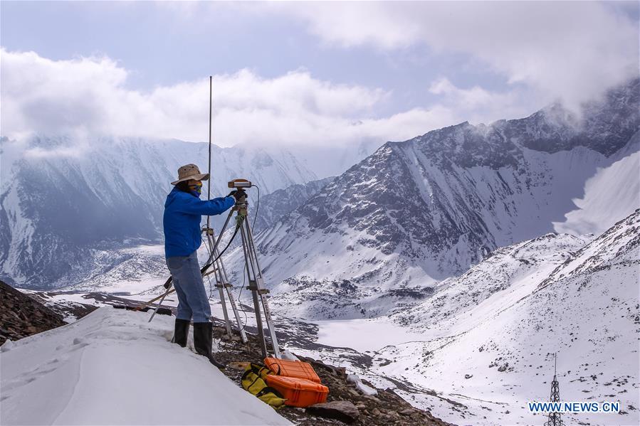 Scientists carry out 'body check' for Glacier No.1 in Tianshan Mountains