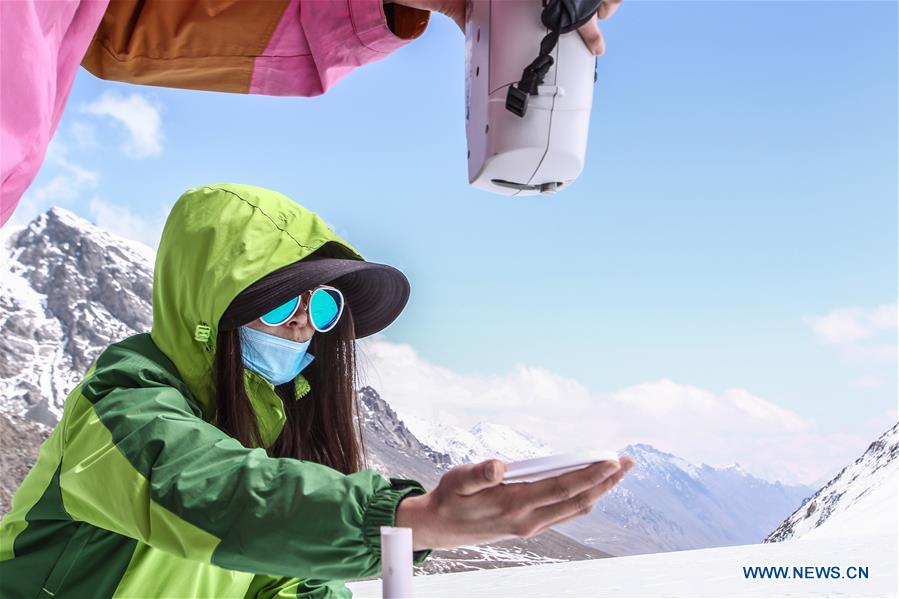 Scientists carry out 'body check' for Glacier No.1 in Tianshan Mountains