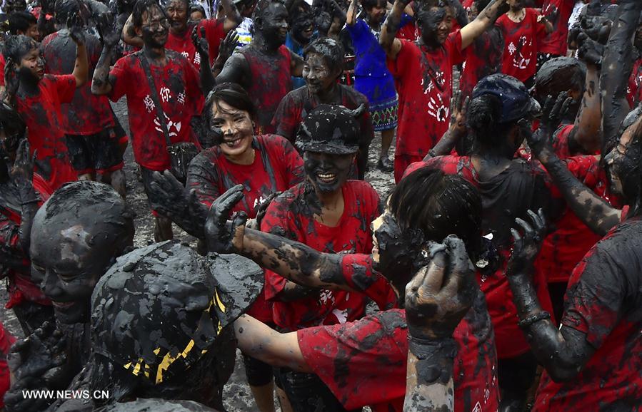 Wa people, tourists celebrate 'Monihei' Carnival in SW China's Yunnan