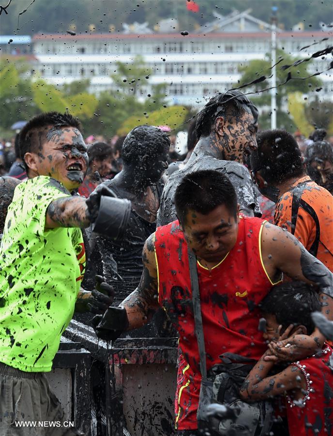 Wa people, tourists celebrate 'Monihei' Carnival in SW China's Yunnan