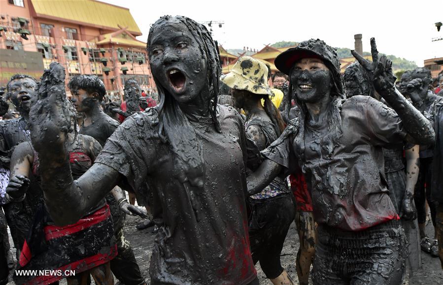 Wa people, tourists celebrate 'Monihei' Carnival in SW China's Yunnan