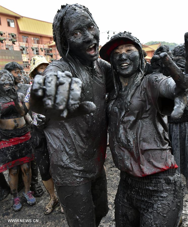 Wa people, tourists celebrate 'Monihei' Carnival in SW China's Yunnan