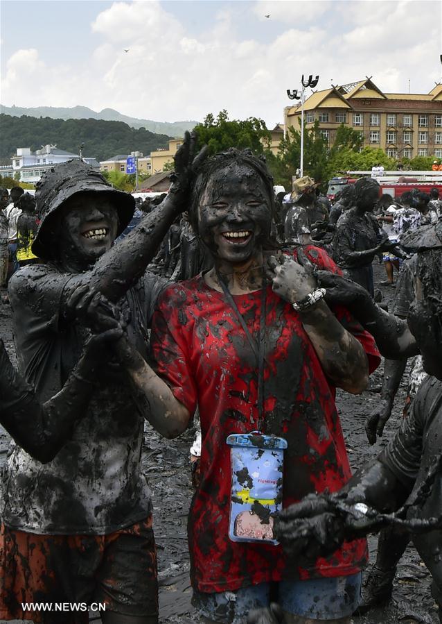Wa people, tourists celebrate 'Monihei' Carnival in SW China's Yunnan