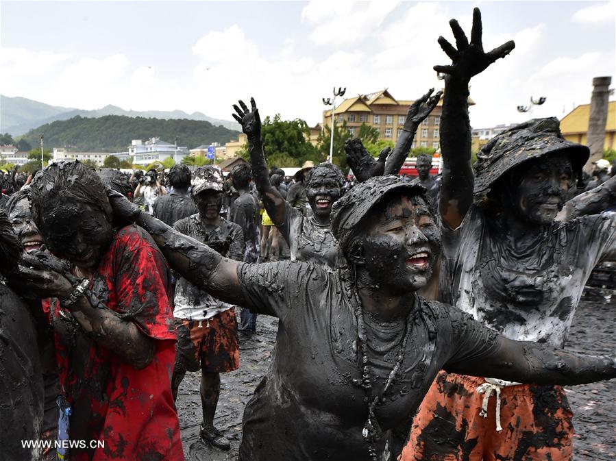 Wa people, tourists celebrate 'Monihei' Carnival in SW China's Yunnan