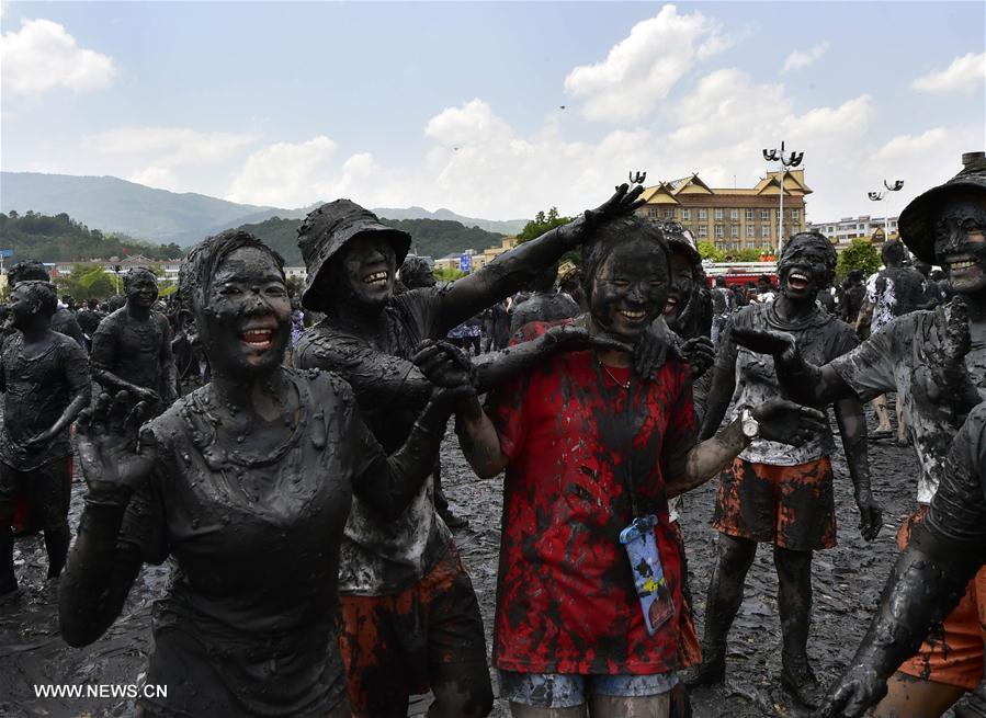 Wa people, tourists celebrate 'Monihei' Carnival in SW China's Yunnan