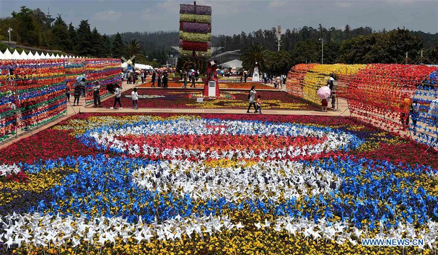 People enjoy Labor Day holiday across China