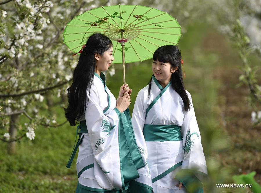 Girls present Han-style costumes in NW China's Gansu