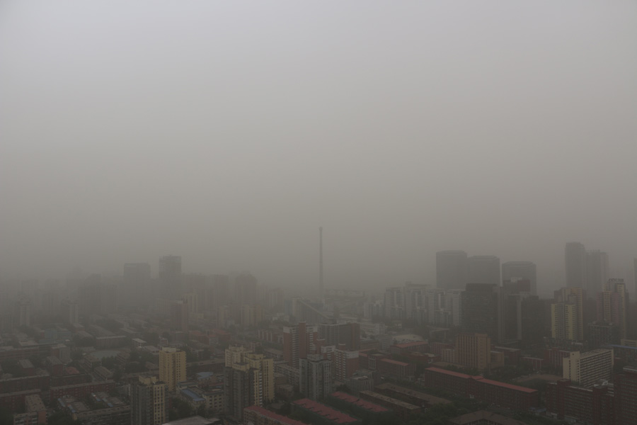 Sandstorm batters Beijing for second day