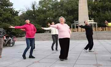 U.S. citizen in Shanghai builds friendship with locals via square dancing