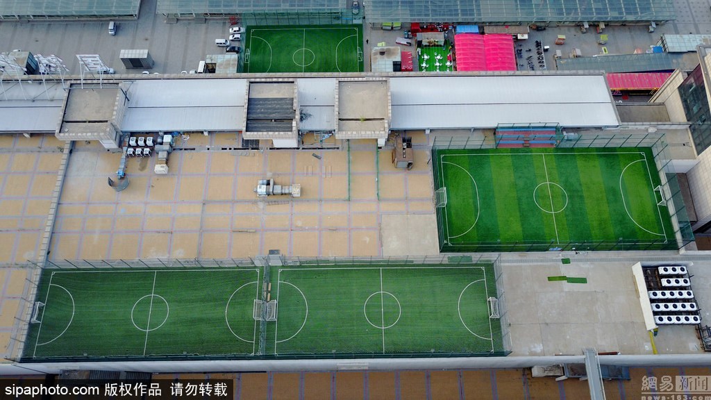 3 soccer fields built on roof of Shenyang shopping mall