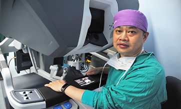 Surgical robot Da Vinci removes adrenal tumor for patient in Shanghai