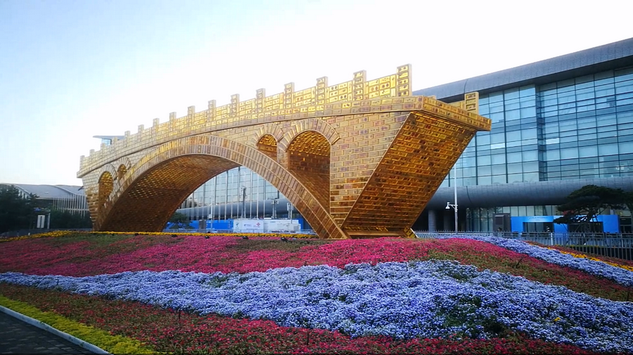 Colorful flowerbeds welcome visitors for Belt and Road forum