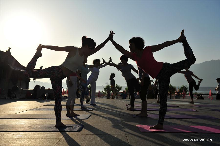 Enthusiasts practise yoga in China's Hubei Province