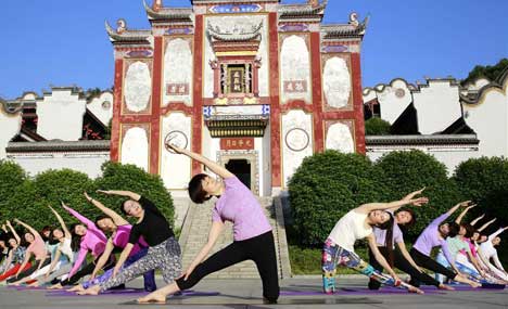 Enthusiasts practise yoga in China's Hubei Province