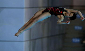 Teenage girl beats Olympic medalists at Chinese National Diving Championships