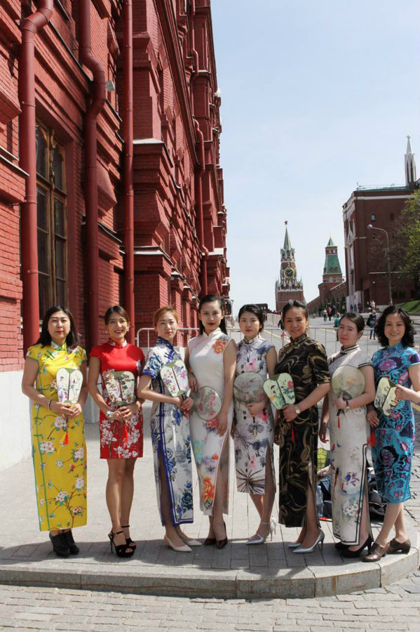 Beauties in Cheongsam showcase Chinese culture in Moscow