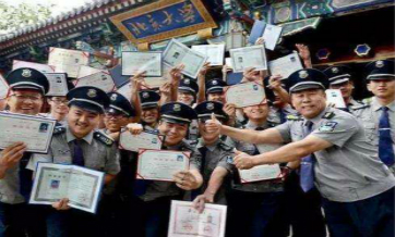 500 Peking University security guards earn higher degrees in past 20 years