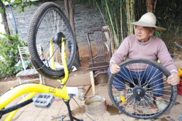 Octogenarian recognized by Ofo for fixing 70 company bikes