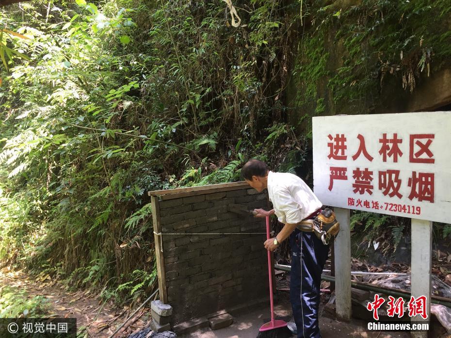 Disabled couple builds mountain roads in southwest China