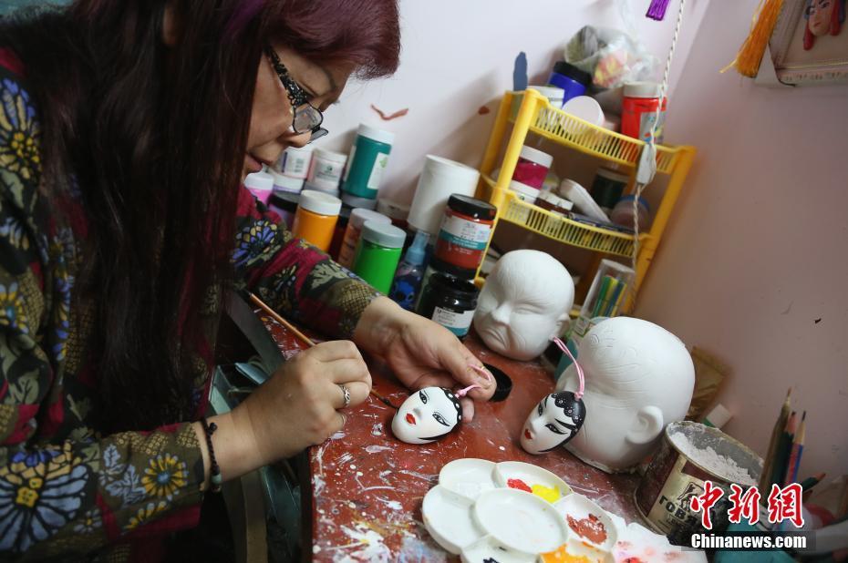 Retired Wuhan woman paints 6,000 Peking opera masks 