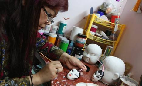 Wuhan woman paints 6,000 Peking opera masks