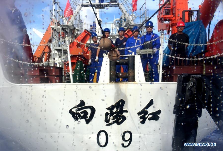 Chinese submersible Jiaolong descends to 4,811 meters in Mariana Trench