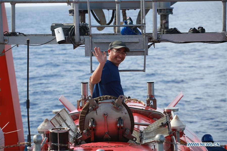 Chinese submersible Jiaolong descends to 4,811 meters in Mariana Trench