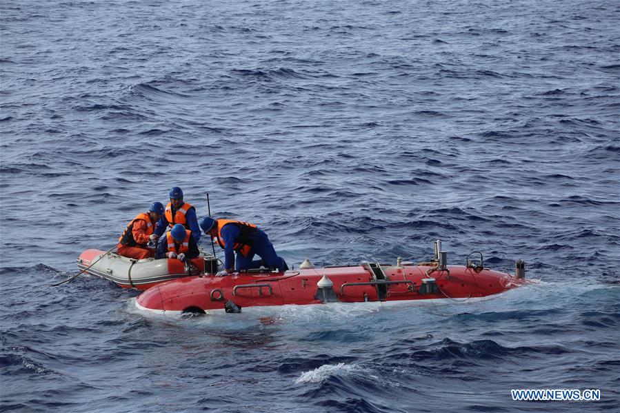 Chinese submersible Jiaolong descends to 4,811 meters in Mariana Trench