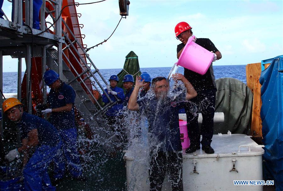 Chinese submersible Jiaolong descends to 4,811 meters in Mariana Trench