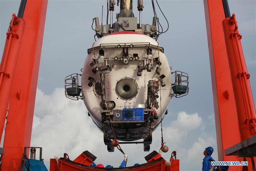 Chinese submersible Jiaolong descends to 4,811 meters in Mariana Trench
