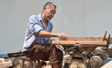 Carpenter pulled out of poverty with help of targeted poverty alleviation