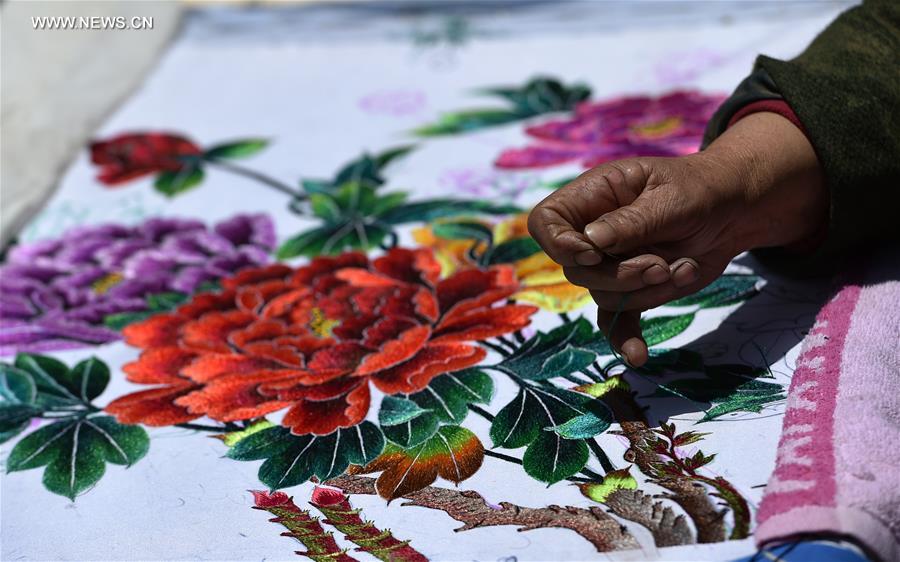 Successor of intangible cultural heritage of Ningxia makes embroidery works