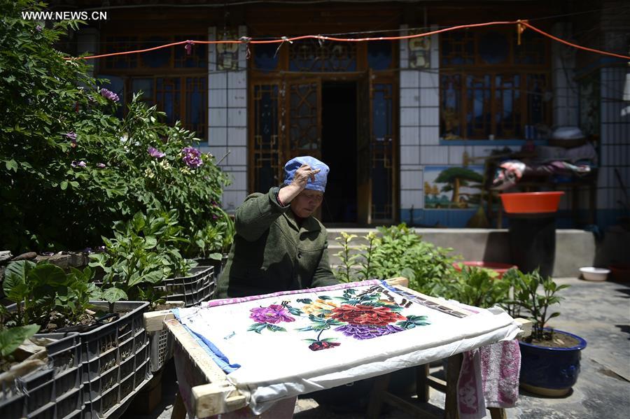 Successor of intangible cultural heritage of Ningxia makes embroidery works