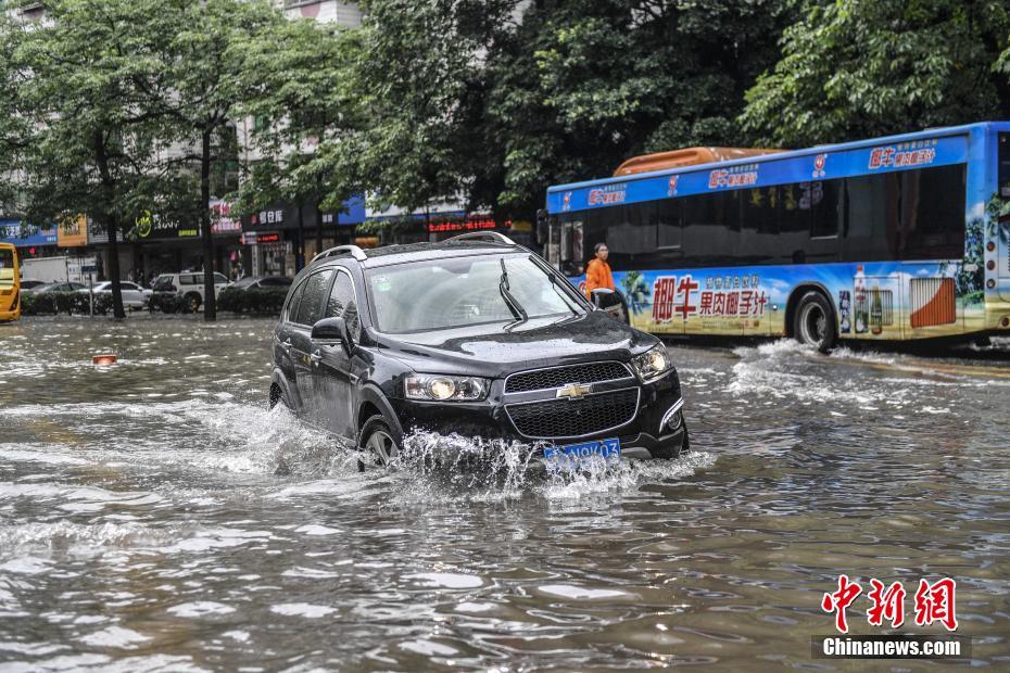 Storms flood Guangdong roads