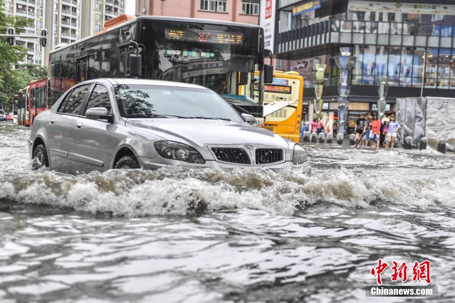 Storms flood Guangdong roads