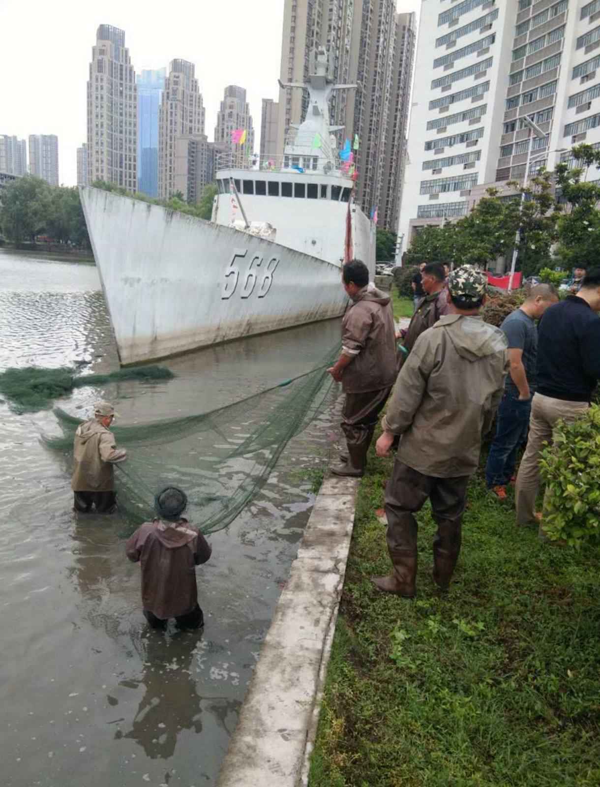 Wuhan university offers free fish to students, faculty