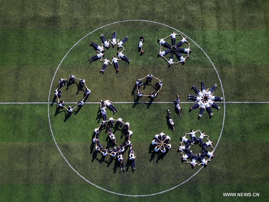 Students pose for graduation photos in southwest China