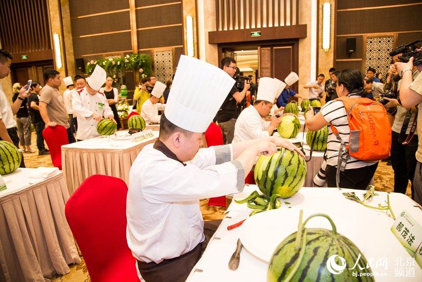 Beijing festival-goers get creative with watermelon