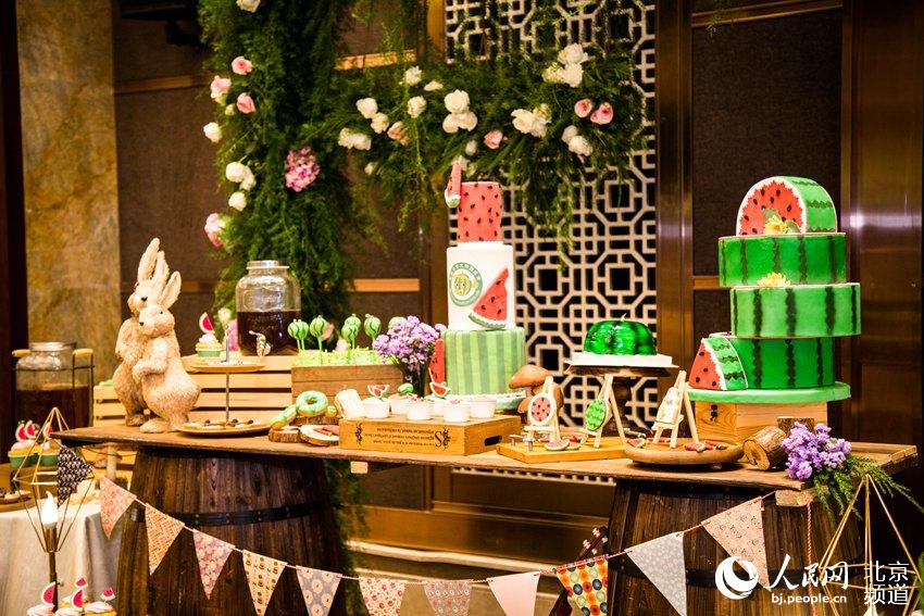 Beijing festival-goers get creative with watermelon