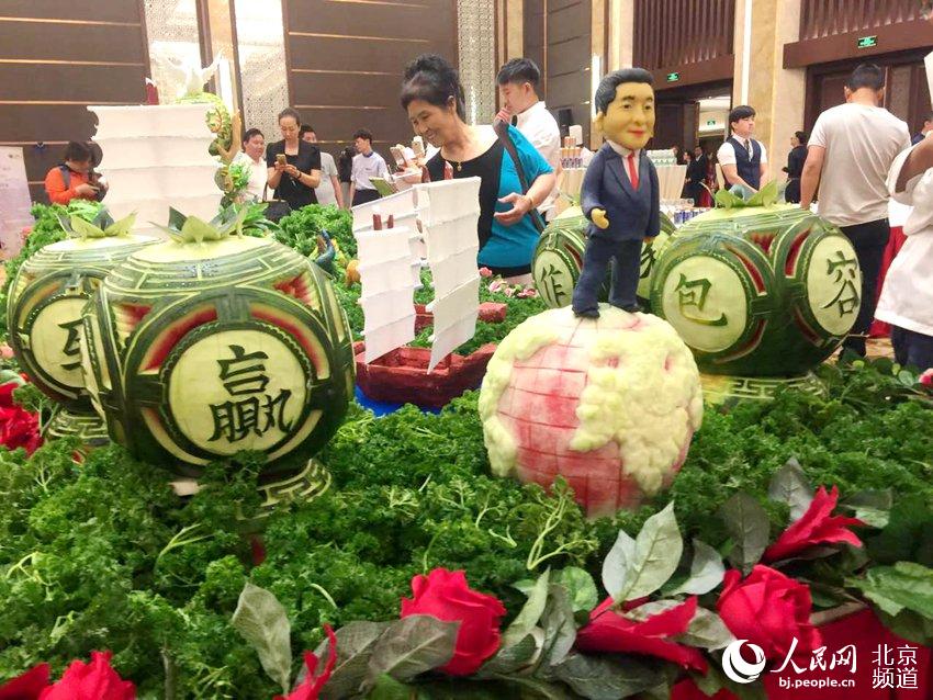Beijing festival-goers get creative with watermelon