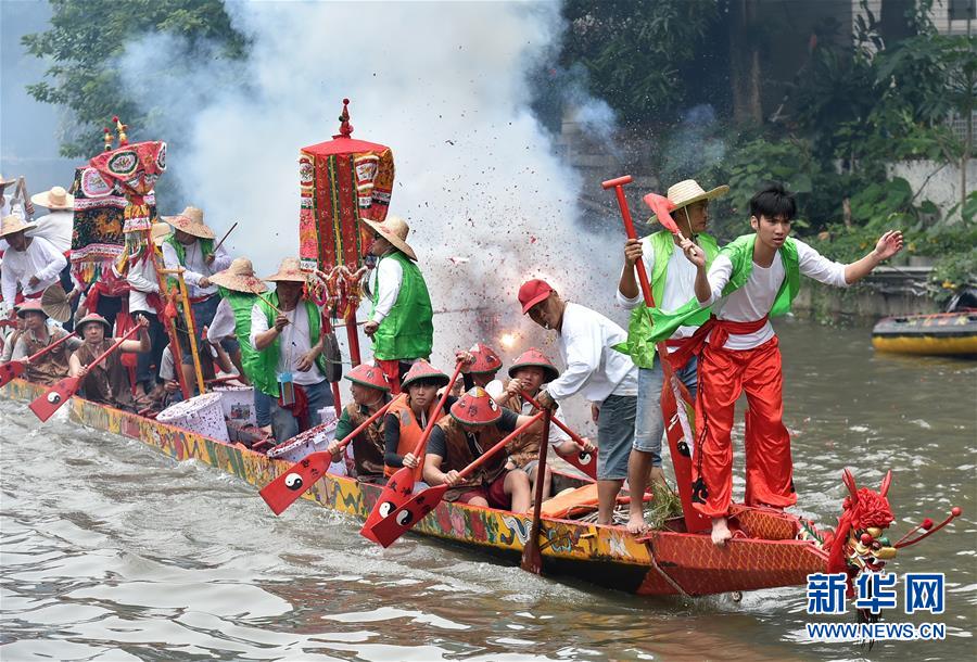 Guangdong dragon boat race staged to usher in Dragon Boat Festival 