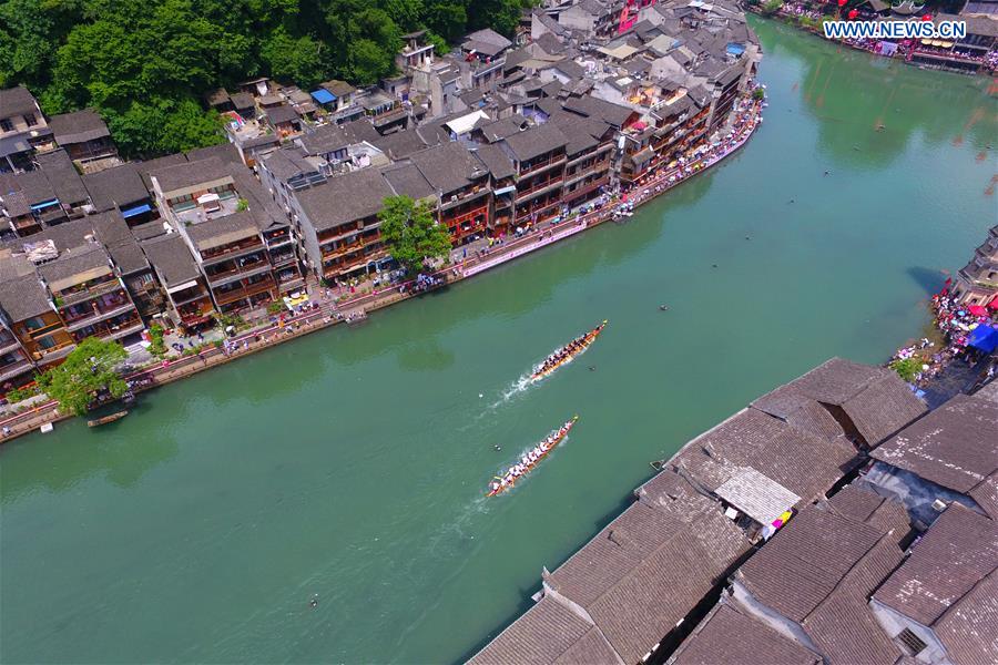 Dragon boat contest held in central China's Hunan