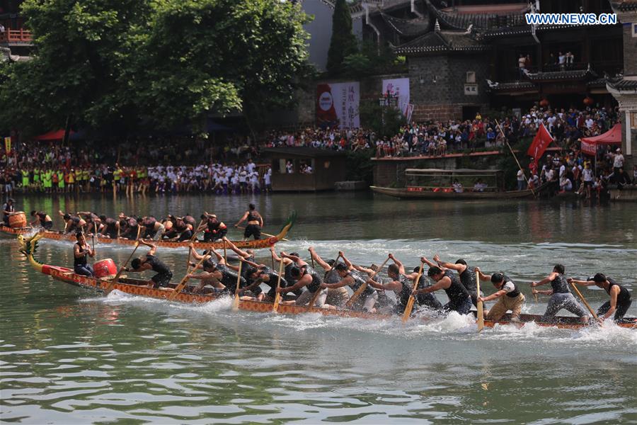 Dragon boat contest held in central China's Hunan