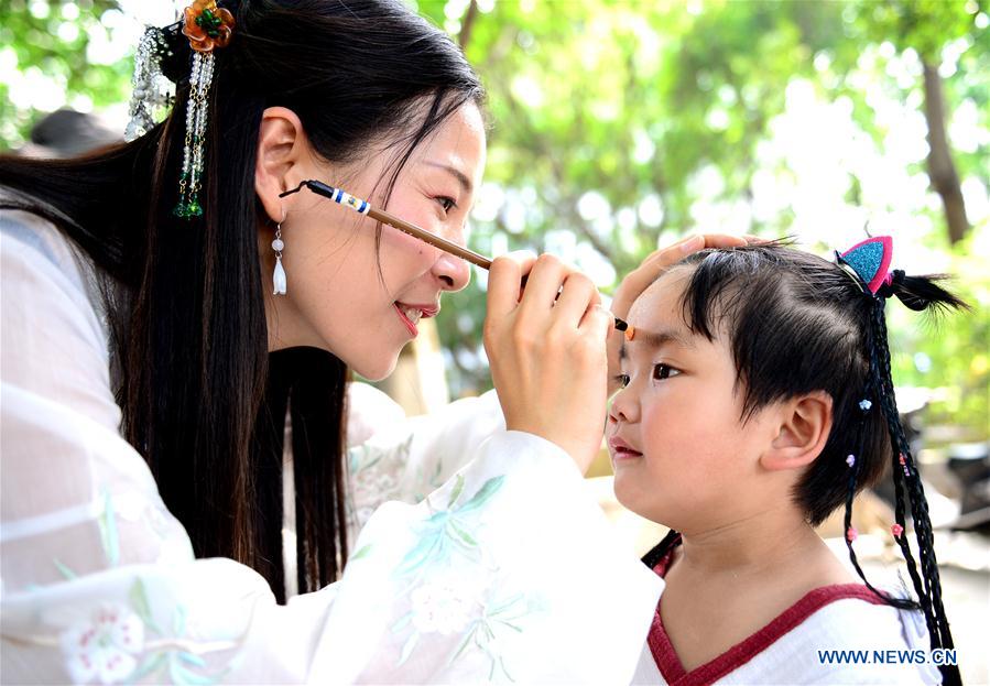 Folk custom activity in E China marks Dragon Boat Festival