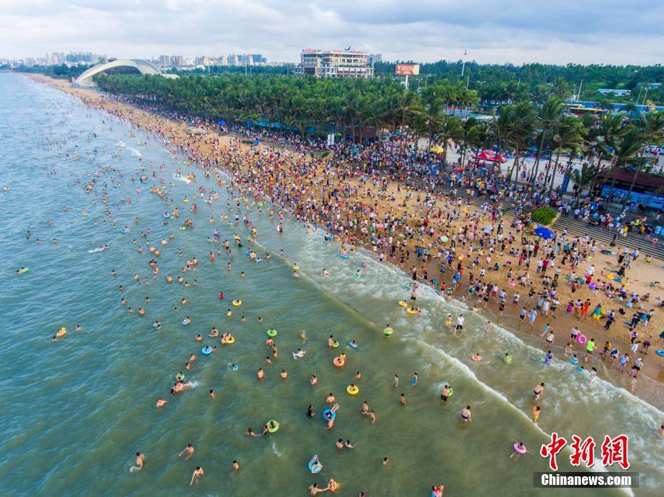 Nearly 200,000 enjoy dip at Haikou beach during Dragon Boat Festival