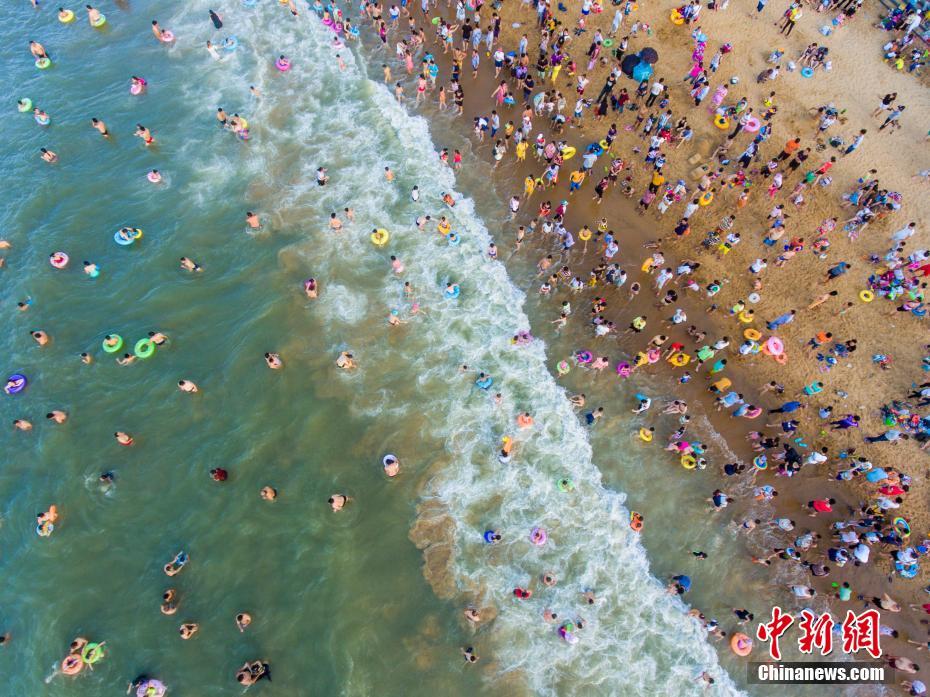 Nearly 200,000 enjoy dip at Haikou beach during Dragon Boat Festival