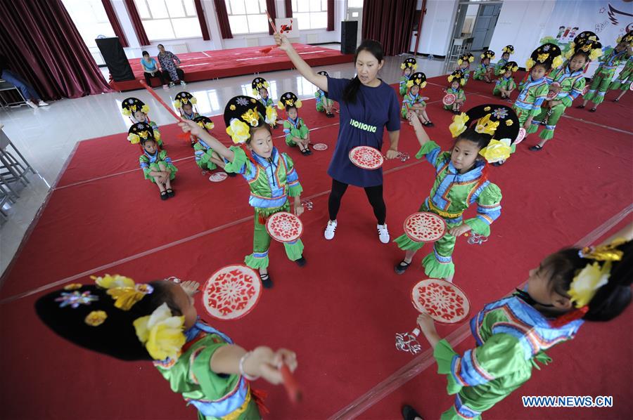 Pupils receive traditional culture education in N China's Hebei